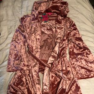 Betsy Johnson robe never been worn!!!!